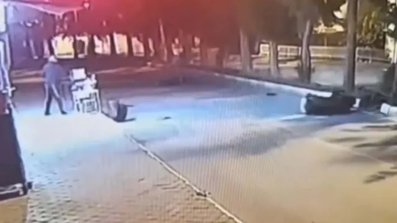 Refüje çarpan motosikletin sürücüsü öldü; kaza kamerada