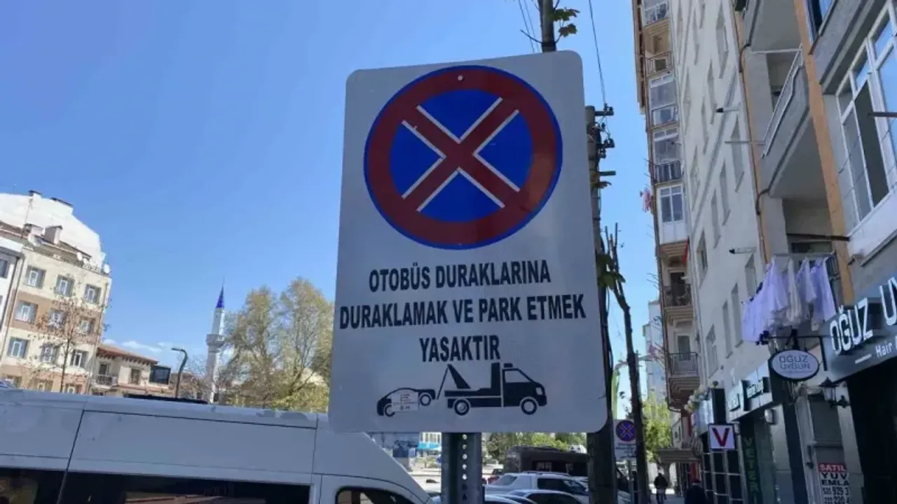 Toplu taşıma durağını park yeri yaptılar