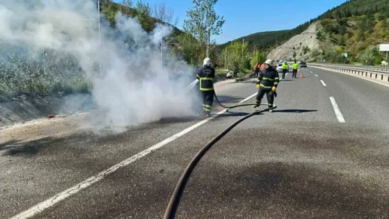 Seyir halindeki araç yol ortasında kül oldu