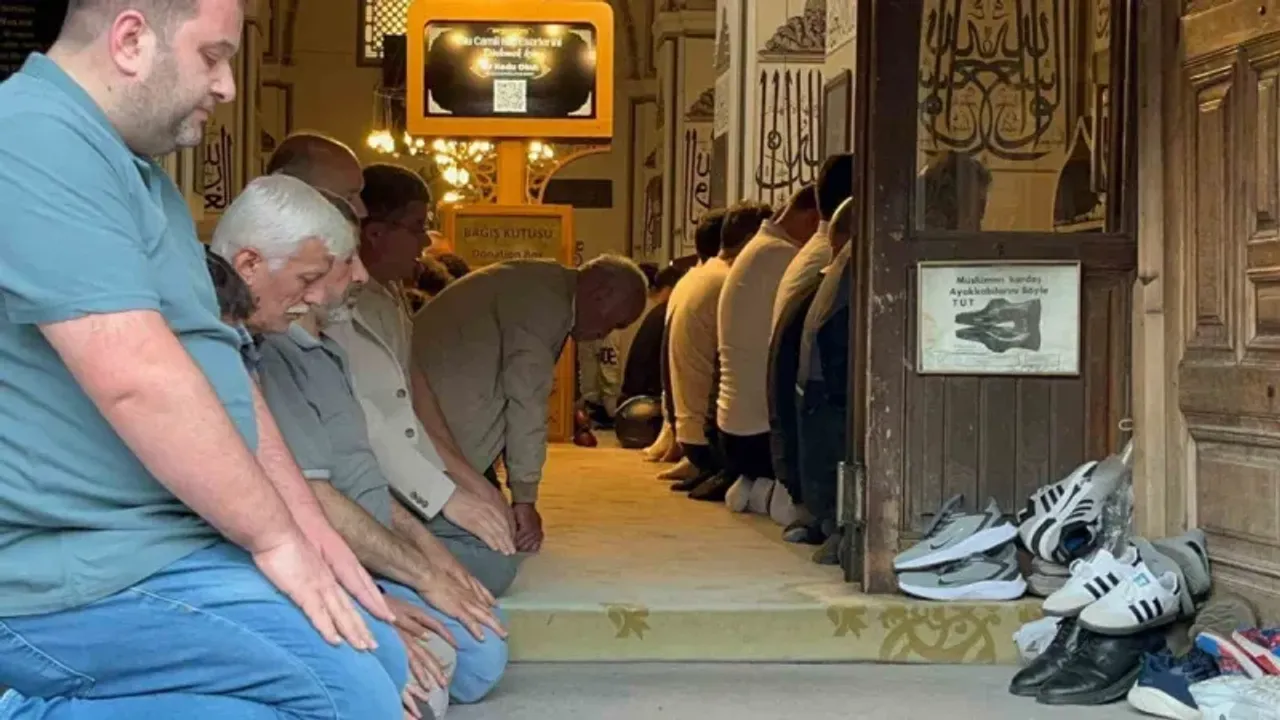 Binlerce vatandaş Ulu Cami’ye akın etti