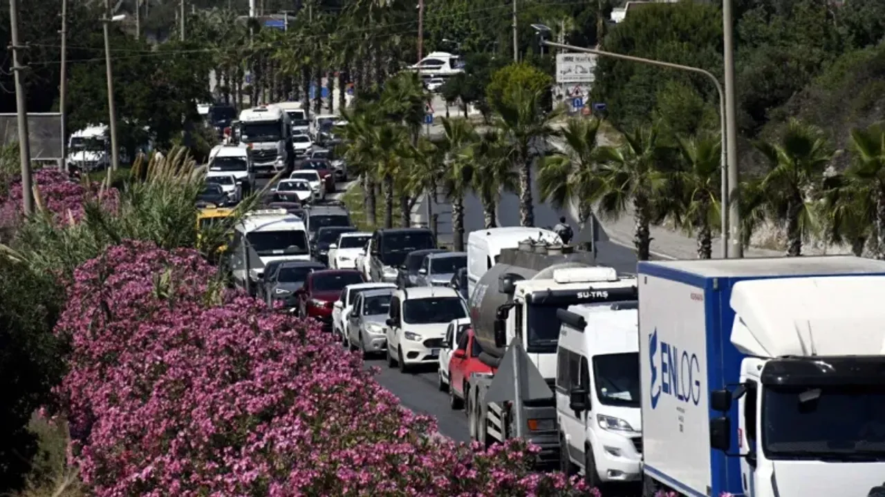 Bayramda tatilci akını: Araç kuyrukları dronla görüntülendi