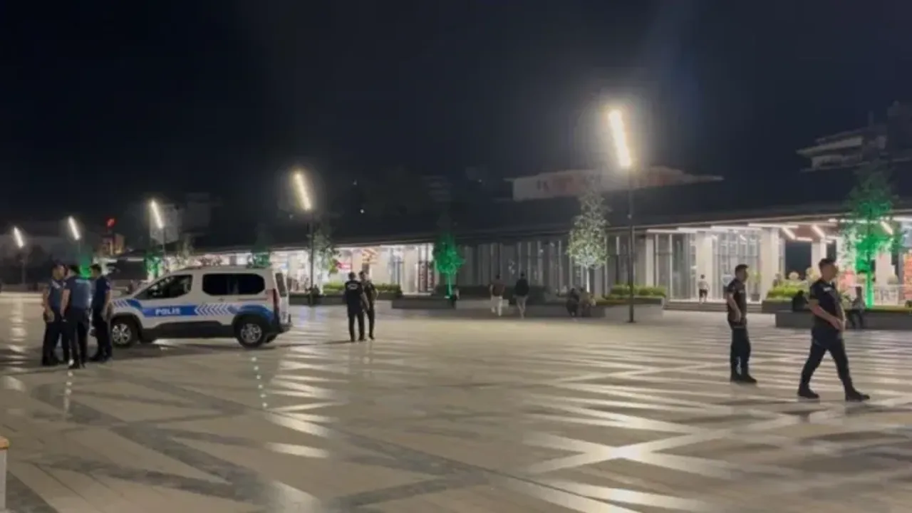14 yaşındaki kız kent meydanında ortalığı savaş alanına çevirdi