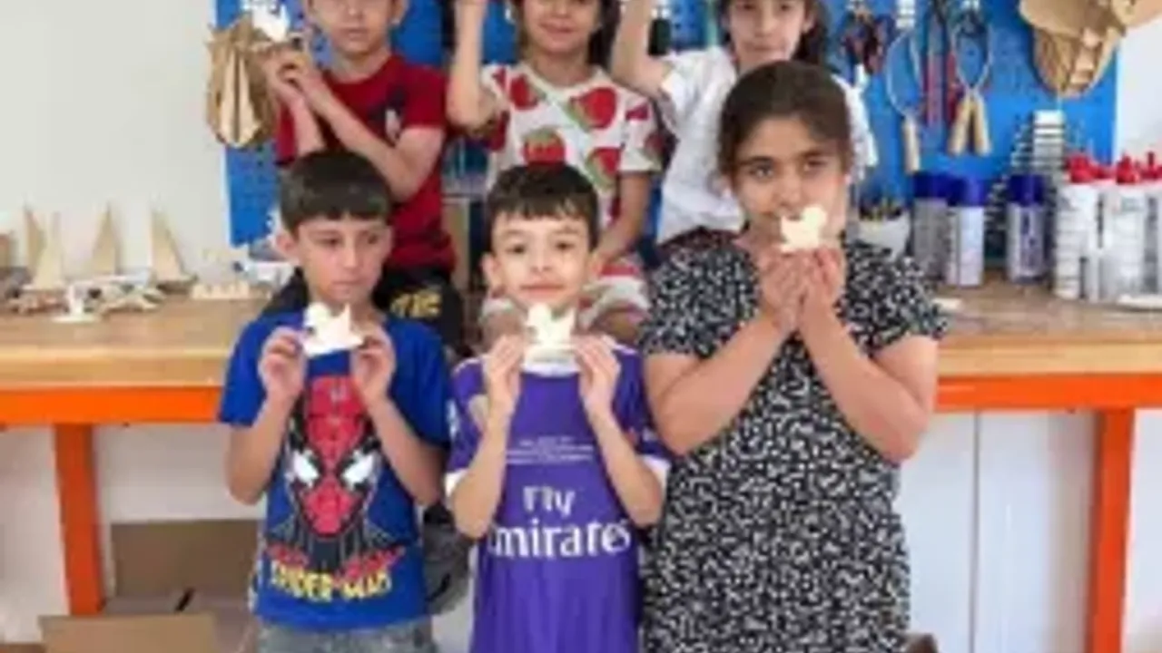Gürsulu çocuklar model gemi atölyesinde hünerlerini sergiliyor