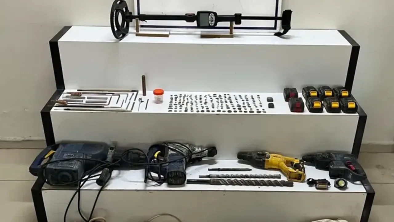 Polisten kaçamadı: Cephanelik gibi ev