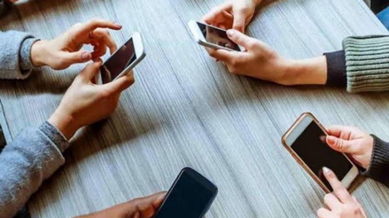 Uzman Klinik Psikolog Tuba Güngör Aslan Uyardı! “Telefon değil, yalnızlık bağımlısı olduk!”