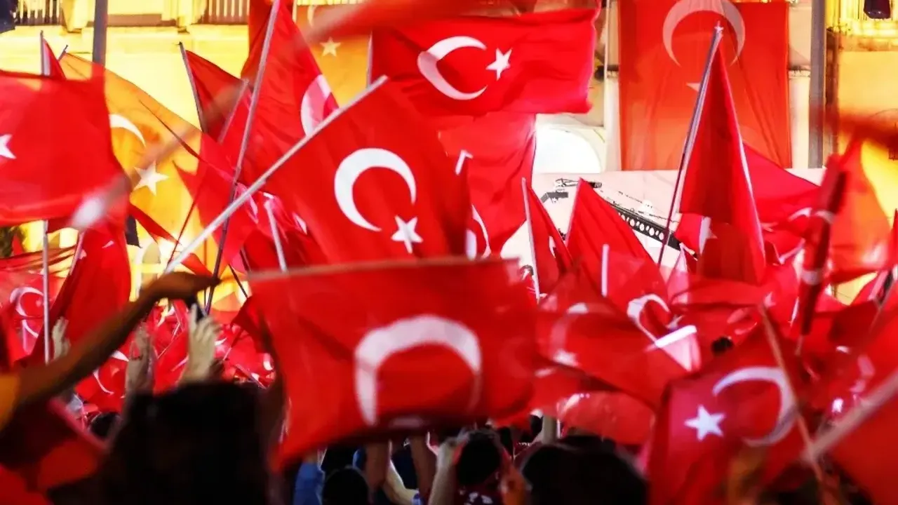 Cumhuriyetin 102. yılında Kütahya tek yürek: Bayraklar asılıyor!