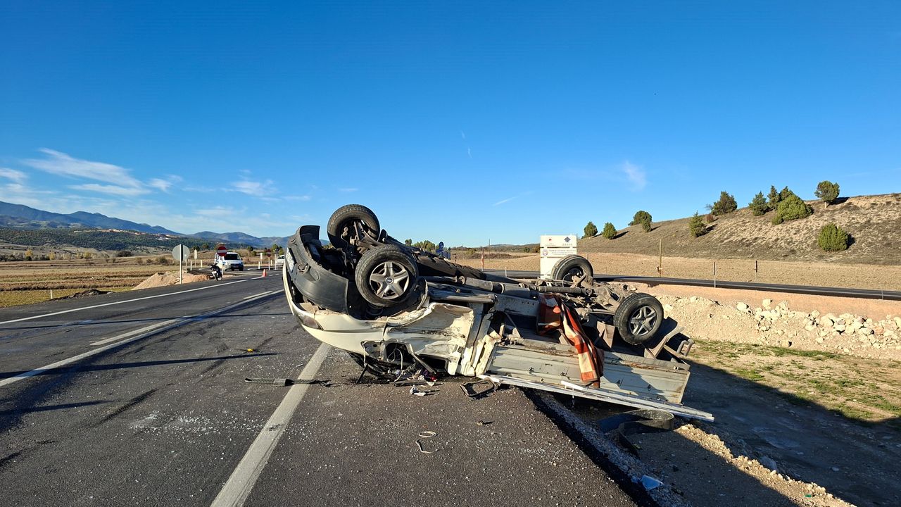 Kütahya'da Akıl Almaz Kaza: Kamyonet Takla Attı, 4 Kişi Yaralandı