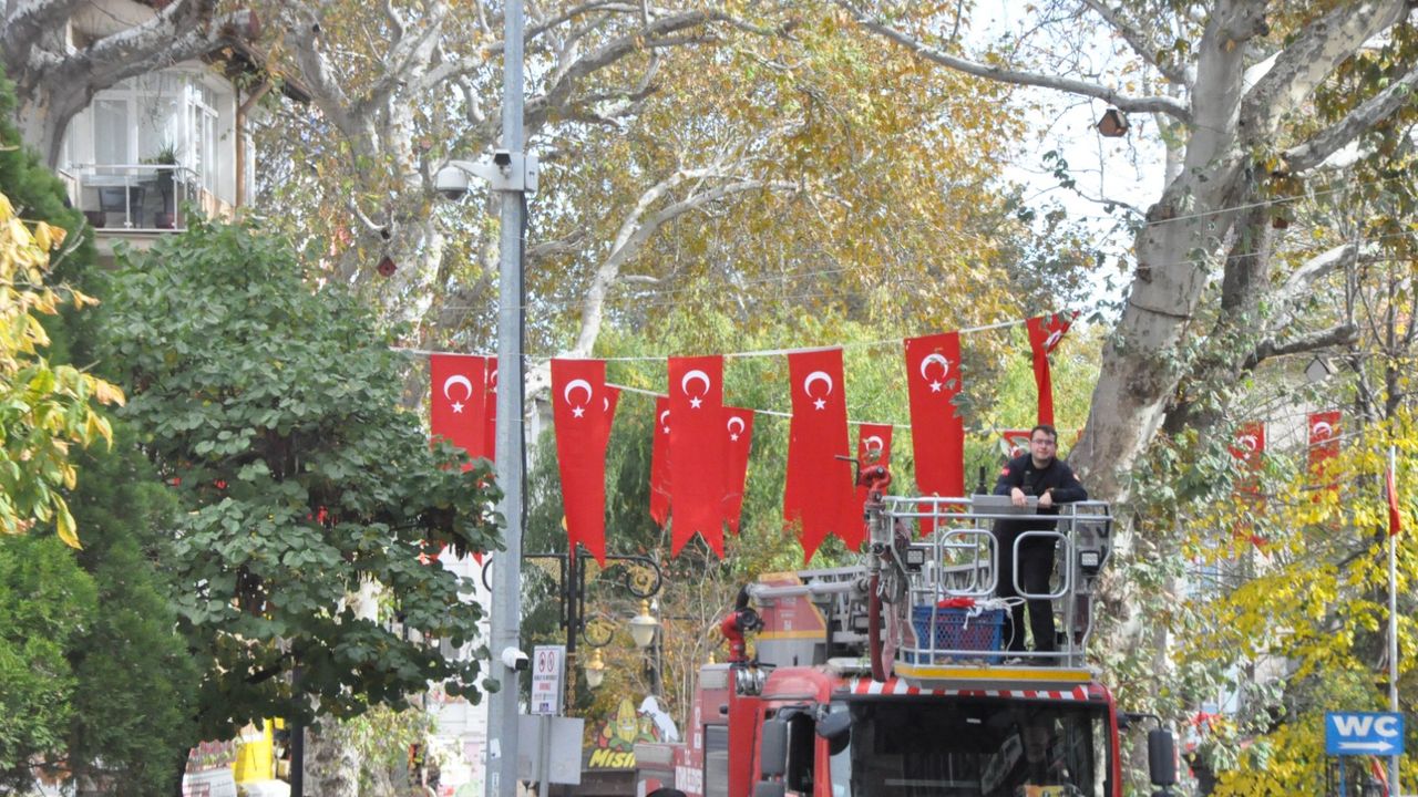 Sevgi Yolu bayraklarla süslendi, Kütahya’da Cumhuriyet heyecanı başladı