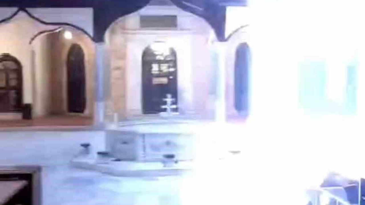 Asırlık cami yıldırımın hedefi oldu!