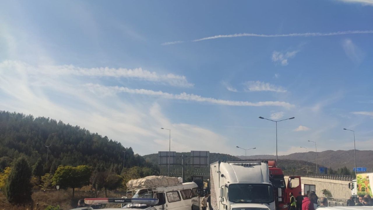 Bilecik’te araçlar birbirine girdi, 3 yaralı