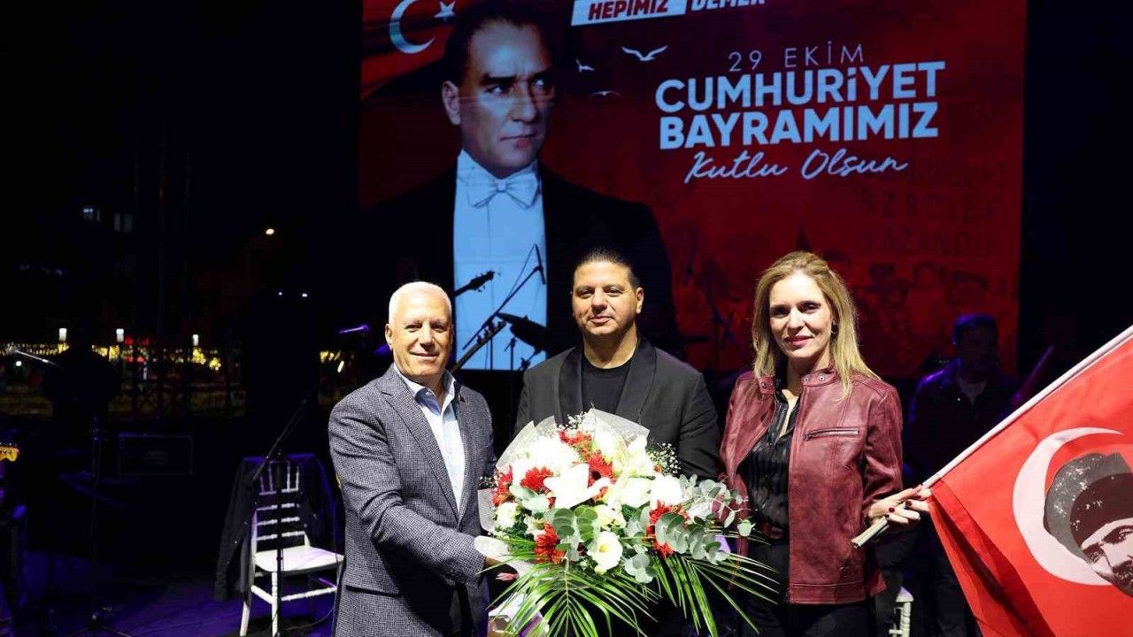 Binlerce kişi Kubat konserinde Cumhuriyet’i kutladı