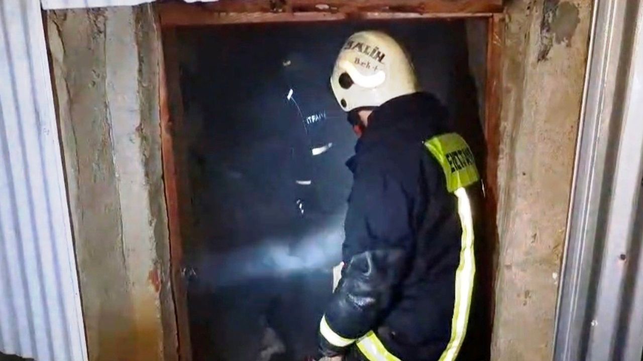 Kütahya'da ahşap ev yandı, mahalle ayağa kalktı