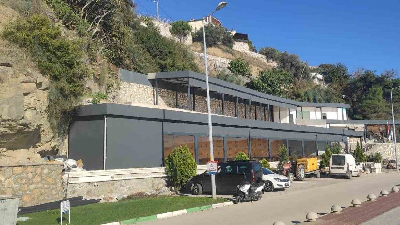 Gemlik’te milli emlak arazisindeki yapı tartışma konusu oldu