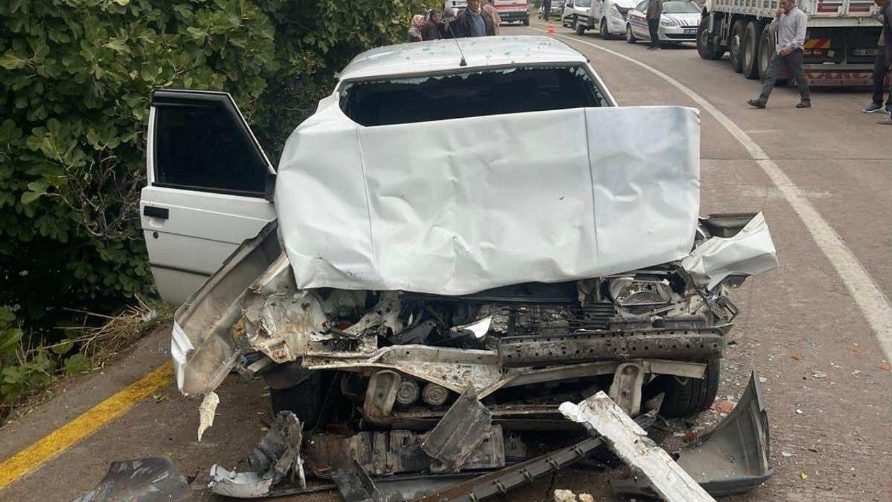 Gördes’te trafik kazası paniği: Araçlar hurdaya döndü