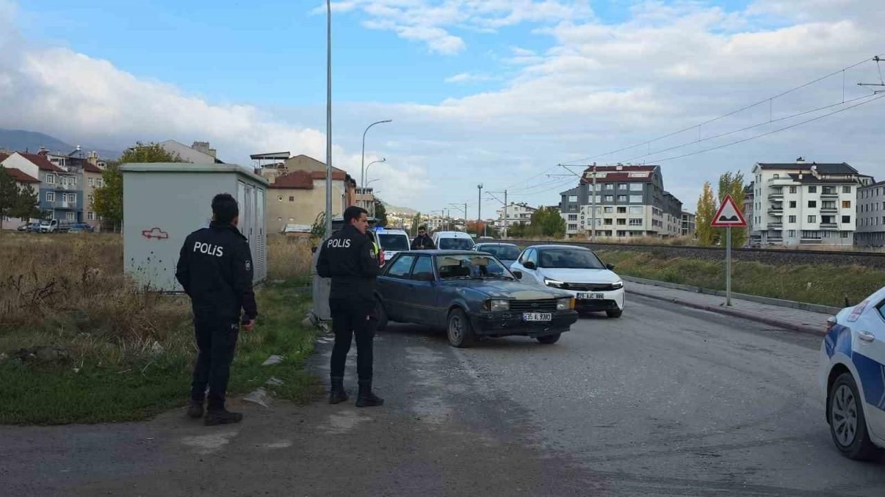 Kütahya’da araç, karşıya geçmek isteyen ikiliye çarptı