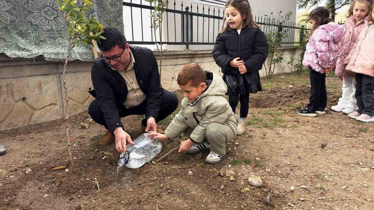 Kütahya'da miniklere fidan dikme eğitimi verildi