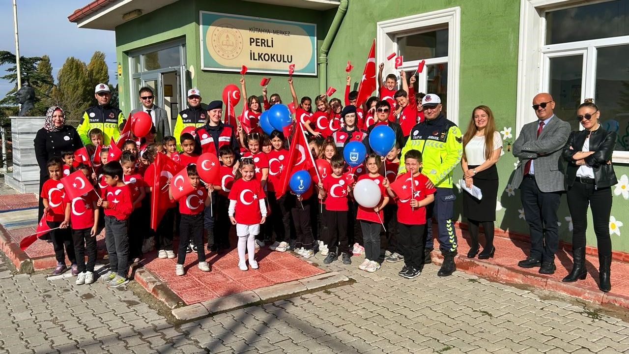 Kütahya’da miniklere jandarmadan bayram sevinci