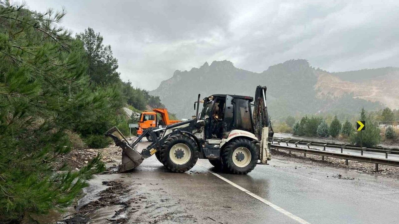 Osmaneli’de sel meydana geldi, D650 karayolu taş ve toprak ile kaplandı