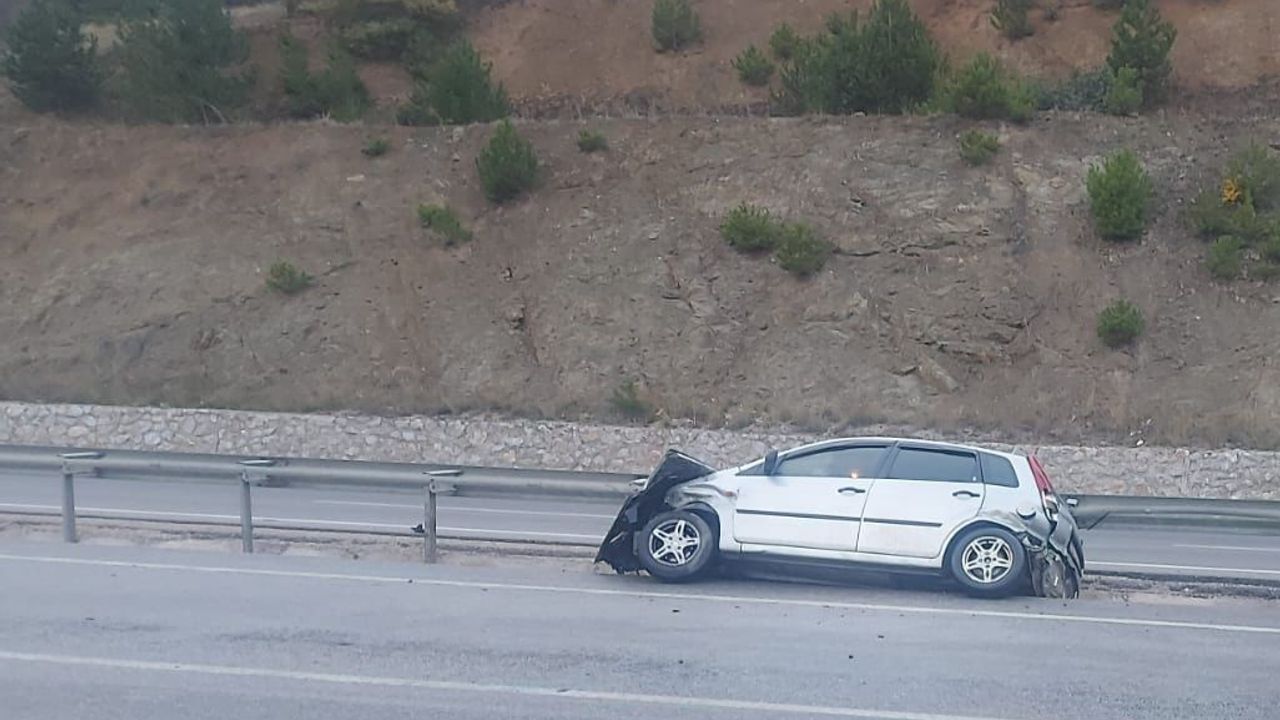 Otoyolda kaza: Bariyerlere çarpan araçta 2 yaralı