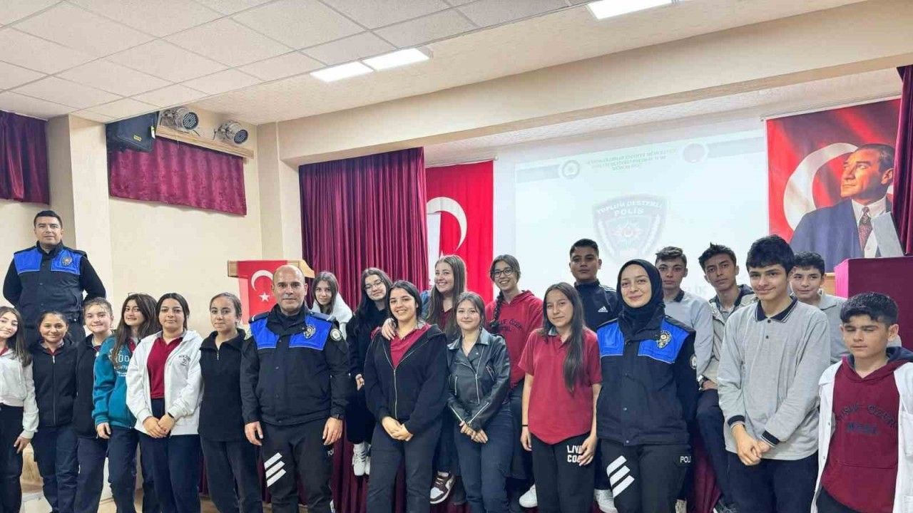 Polisten öğrencilere suç ve güvenlik farkındalığı dersi