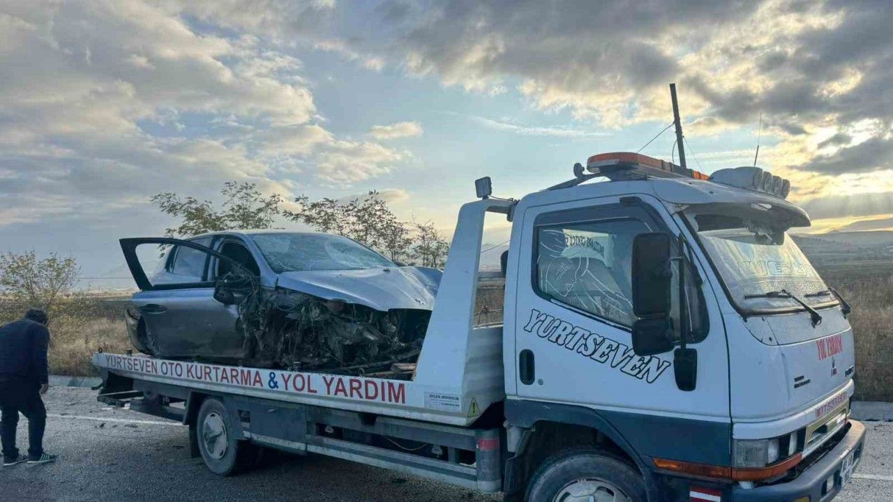 Refüje giren otomobilde 2 kişi yaralandı