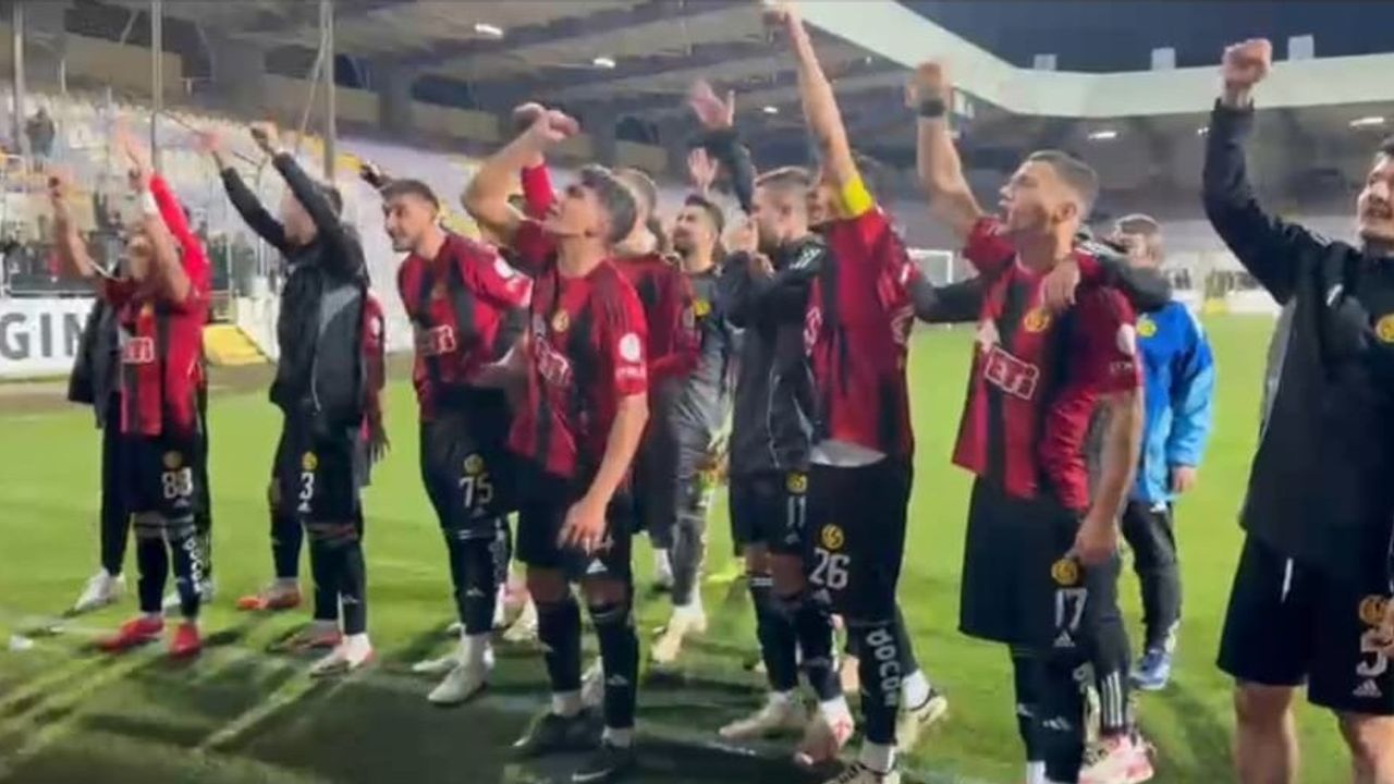 Sahada değil tribünde olay: Sporculardan küfürlü kutlama