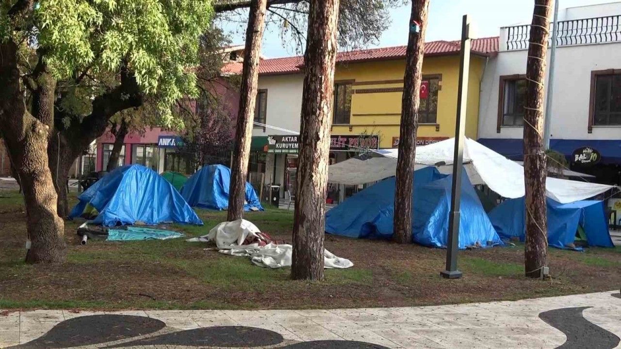 Sındırgı’da deprem paniği: Vatandaşlar geceyi çadırlarda geçirdi