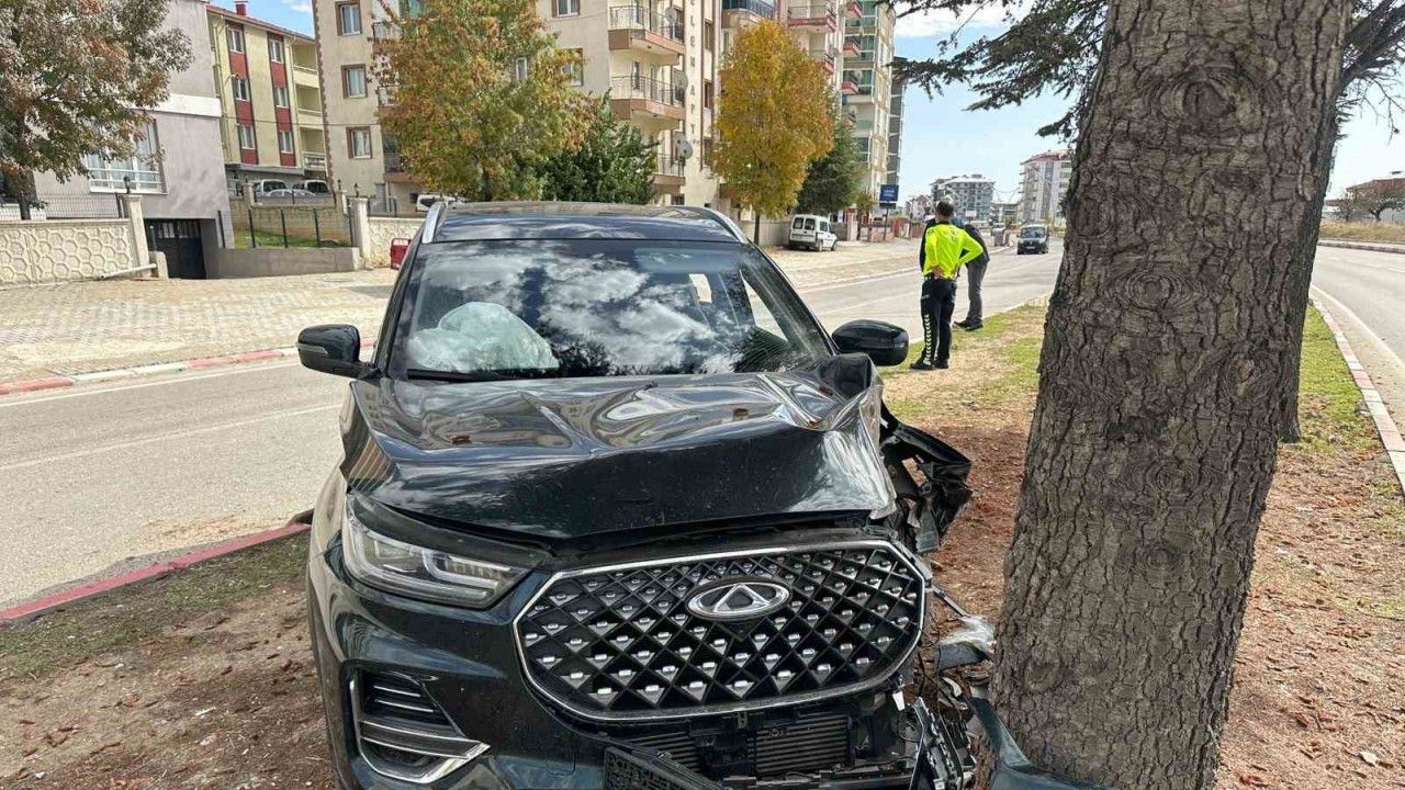 Uşak’ta feci kaza: Otomobil ağaca çarptı