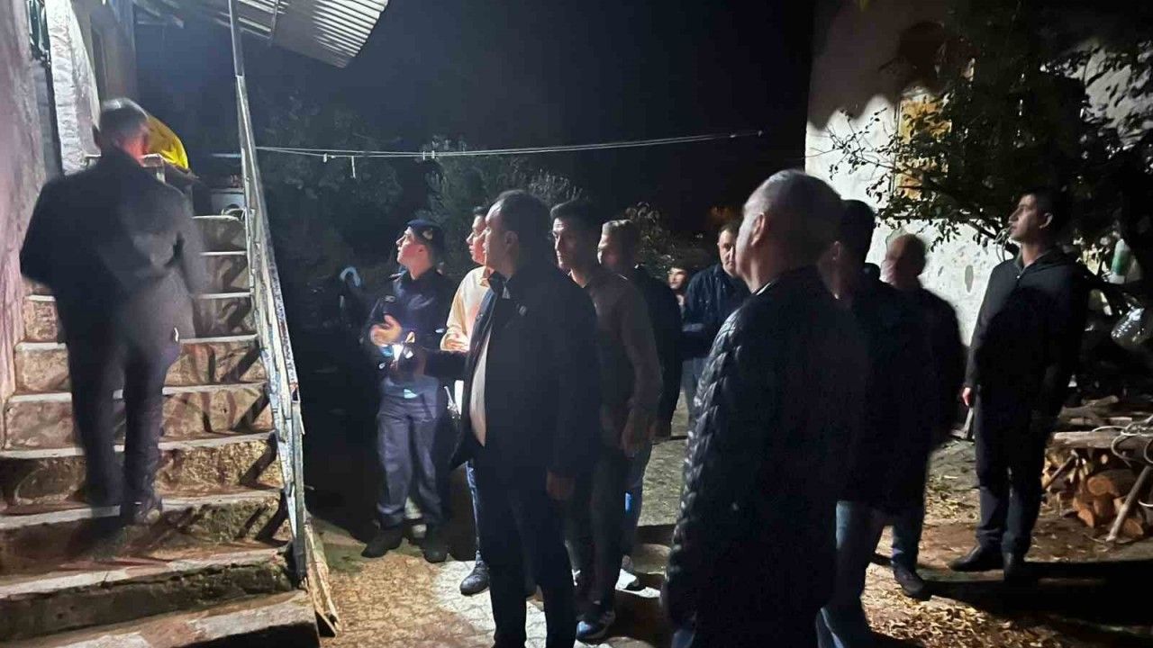 Vali Özkan, deprem sonrası Gördes’te incelemelerde bulundu