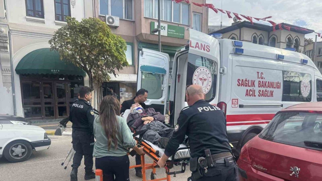 Yaşlı adam cadde üzerinde yürürken yere yığıldı