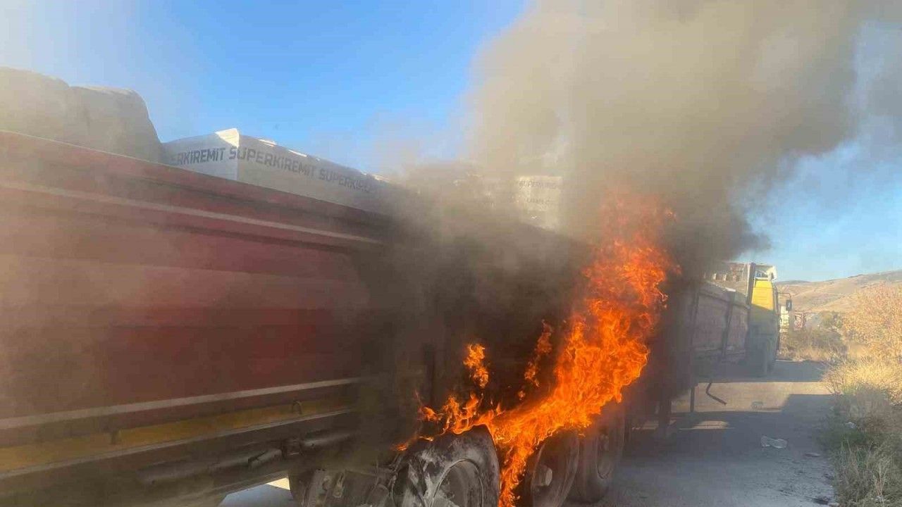 Yolda alevler yükseldi: Tır yangını korkuttu