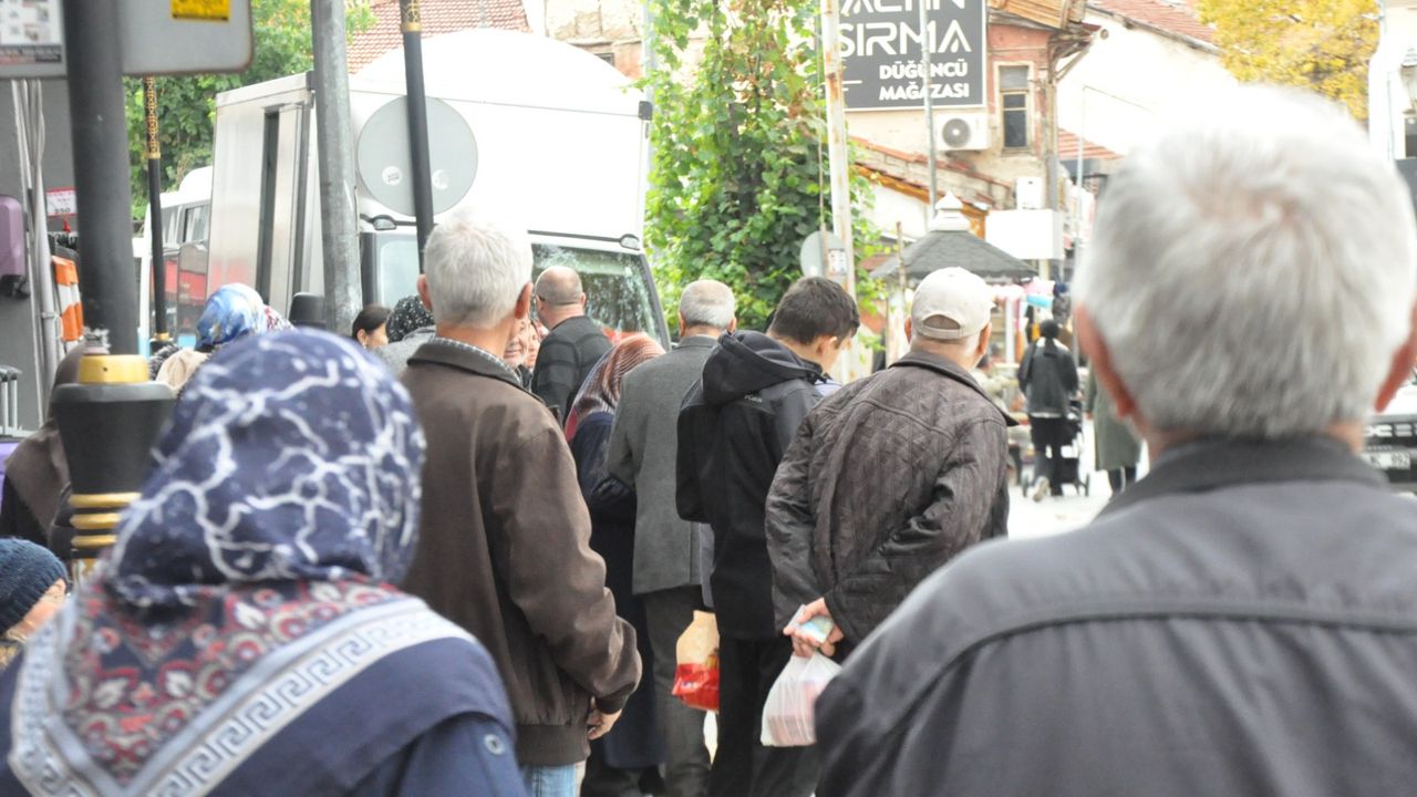 Saman Pazarı’na yeni durak şart! Kütahyalılar isyan etti: “Durakta adım atacak yer yok!”