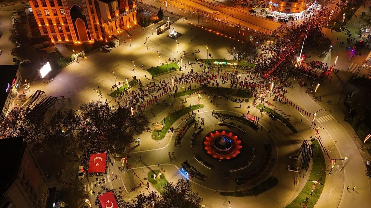 Kütahya’da Cumhuriyet yürüyüşü: Yüzlerce kişi aynı marşta buluştu!