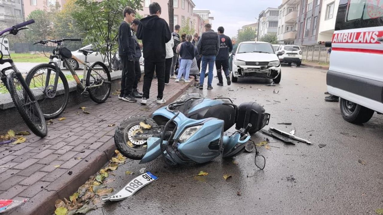 Sokaktan çıkan motosiklete otomobil çarptı