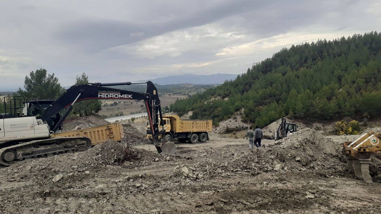 Gediz Şehir Mezarlığı'nda genişletme çalışmaları devam ediyor