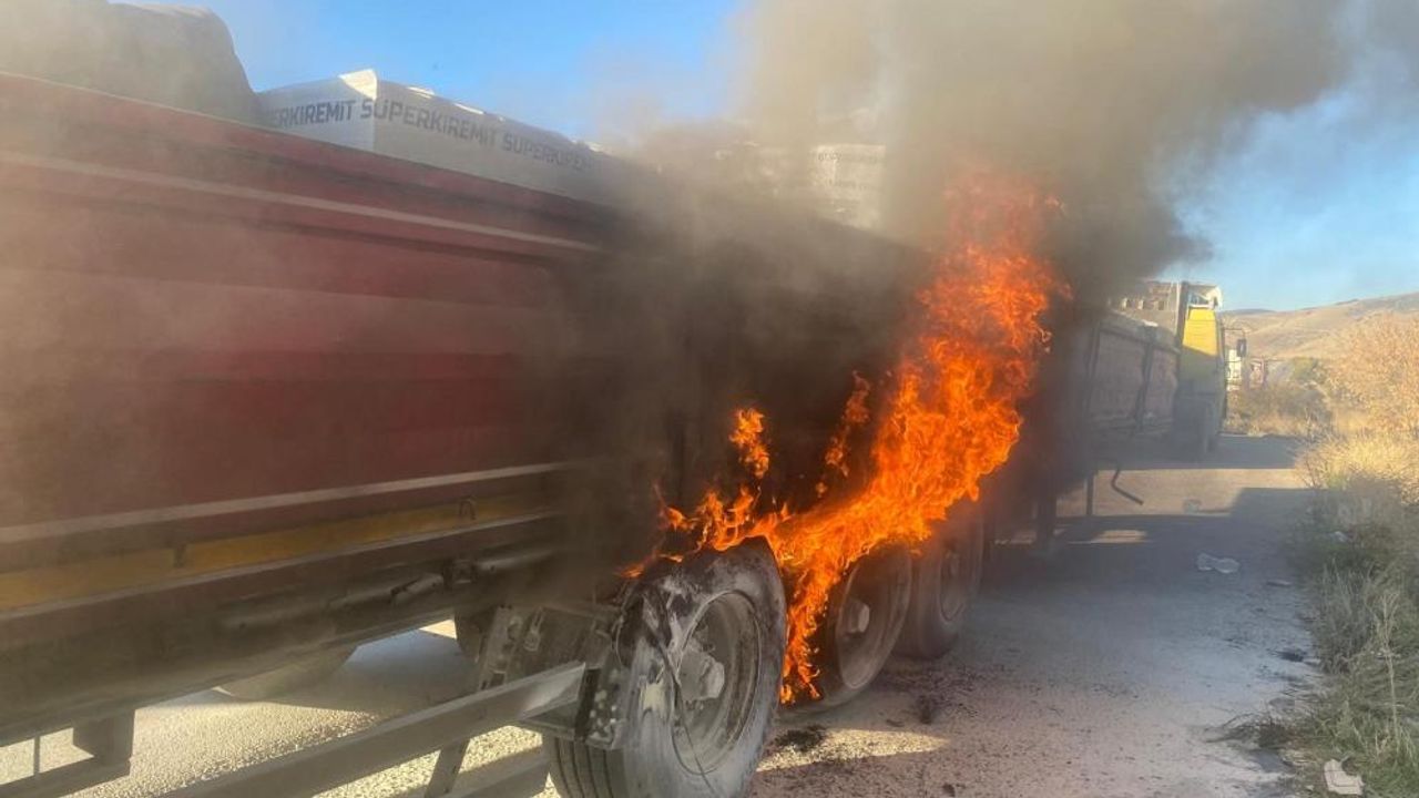 Tır yol ortasında alevlere karıştı