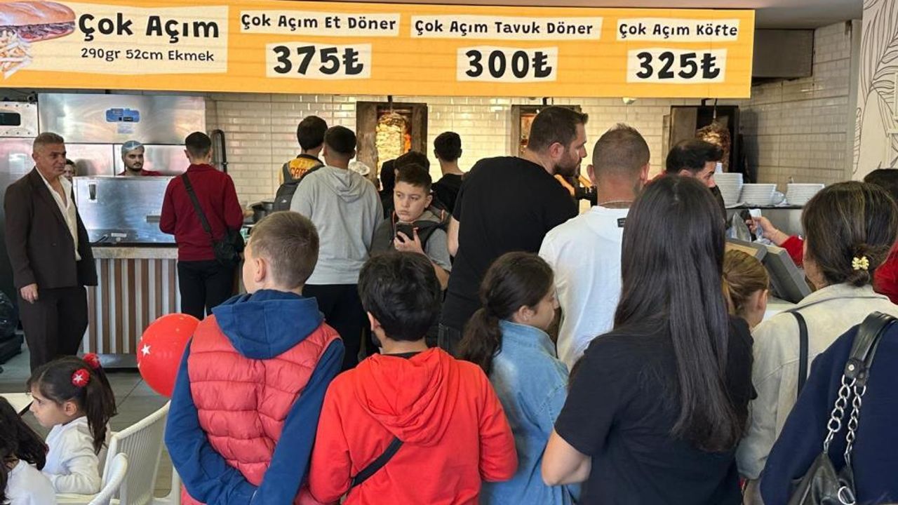 Bayrama özel tavuk döner ve ayran 29 liradan satıldı, dükkan doldu taştı
