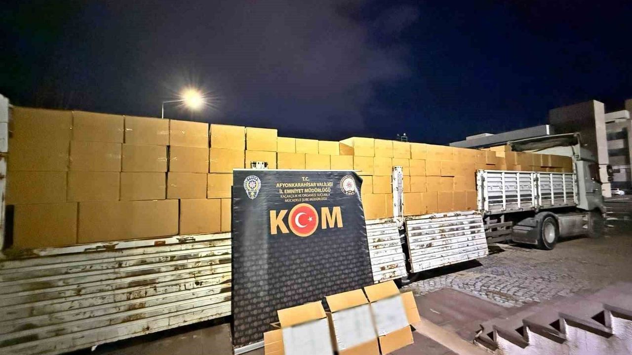 Polisten büyük baskın: Tır dolusu kaçak makaron yakalandı