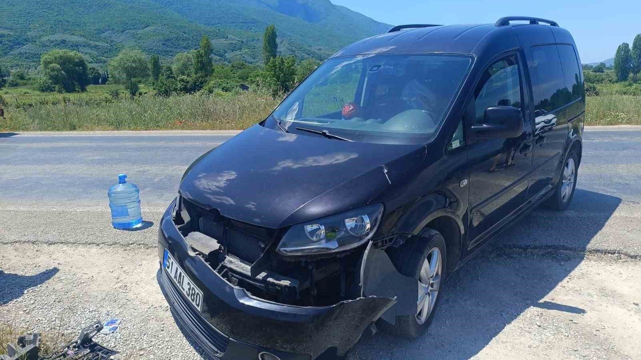 Motosiklet otomobille çarpıştı : Sürücü ağır yaralı