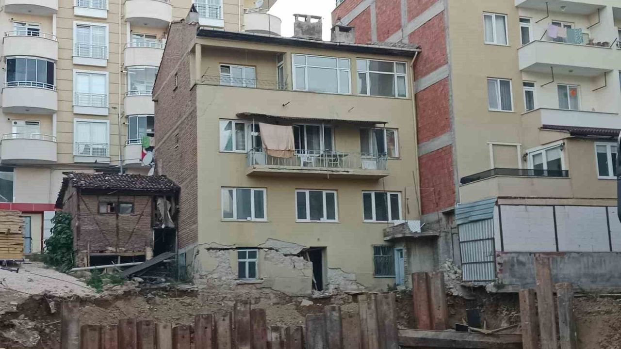 Bilecik'te temel kazısı yapılan sokağın yanındaki 3 katlı bi