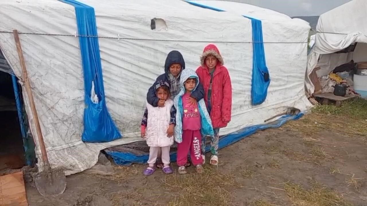 Çadırlarını su basan mevsimlik işçiler yardım bekl