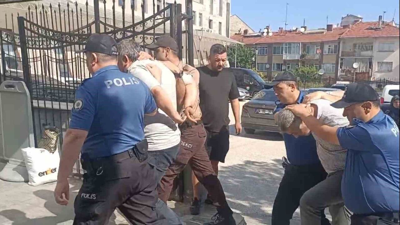 Okul girişinde bekçiyi darp eden 2 şahıs tutukland