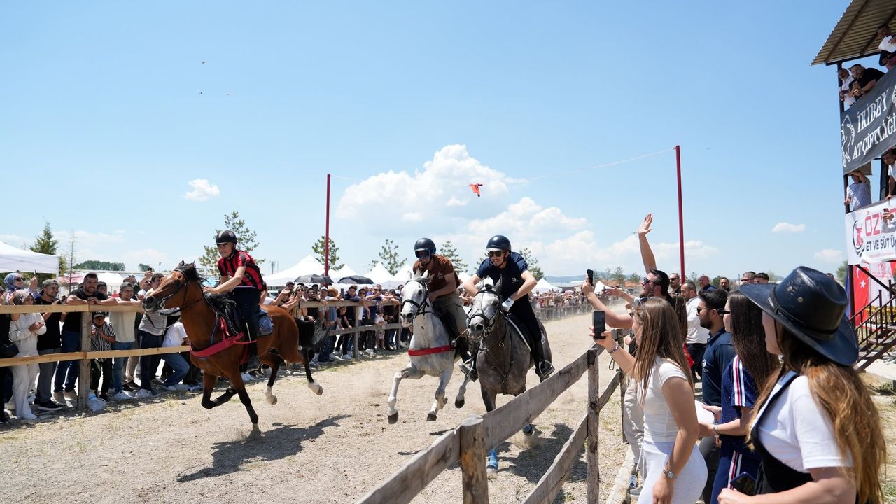 15 farklı ilden geldiler: Tavşanlı'da at yarışı heyecanı toz