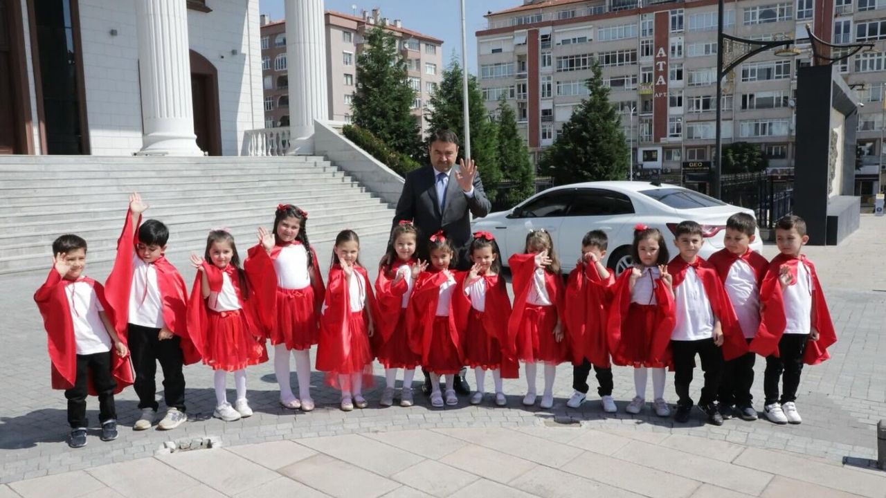 Kütahya'da Miniklerden Kudüs Selamı! Salon Ayakta Alkışladı