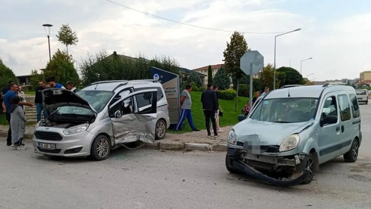 Hafif ticarinin çarptığı PTT aracı yan devrildi