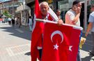 Sırtında Türk Bayrağıyla Şehir Şehir Geziyor! Kütahya’daki Gözlemi Dikkat Çekti
