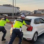 Yolda kalan sürücünün imdadına trafik jandarması yetişti