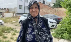 Köyüne götürmek için sokaktaki kaldırım taşlarını söktü