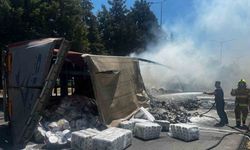 Balıkesir’de Tır Kazası Ot Yangınına Neden Oldu