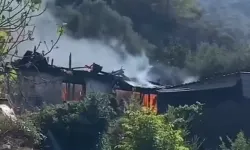 Tek katlı ev alevlere teslim oldu, ev sahibi gözaltında